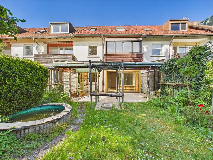 Edles Reihenmittelhaus in gepflegter Umgebung – Garten 