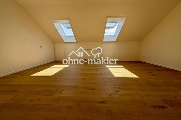 Appartement de 3 pièces entièrement rénové avec balcon, parquet en bois véritable et place de stationnement duplex