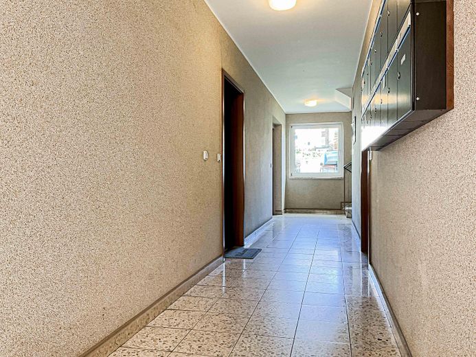 Wilhelmplatz ve Schreventeich yakınında, komisyonsuz, yeni yenilenmiş zemin kat dairesi ve park yeri – Hausflur