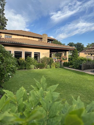 Wohnen wie im Urlaub: Mediterraner Bungalow in Blankenfelde-Mahlow – vorderer Garten