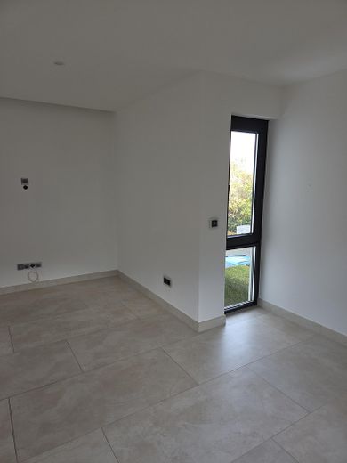 Hochwertiger 2-ZKB-Wohntraum, 2 Balkone, Feldrandlage, Provisionsfrei – Wohnzimmer