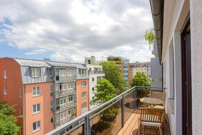 SENZA PROVVIGIONE: gioiello urbano di Schwabing – luminoso appartamento di 2 locali all'ultimo piano, balcone e ascensore – Blick über die Dächer