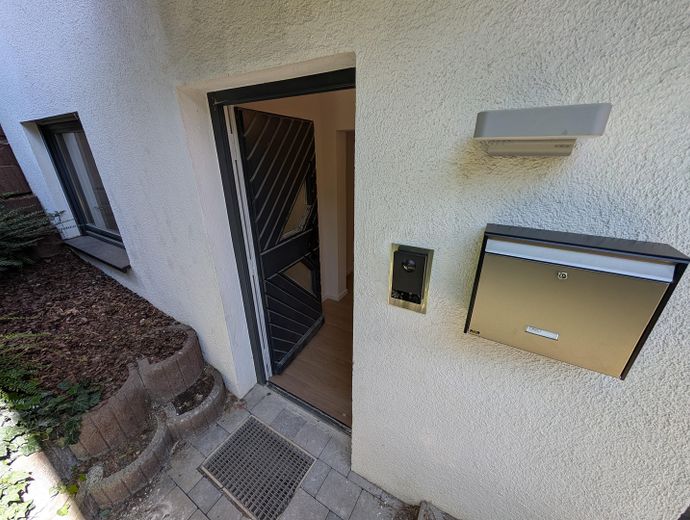 High-quality, bright & perfect for working from home: well-maintained 4-room apartment in Eutingen – Eingangsbereich
