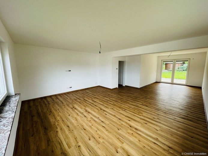 Kernsaniertes Einfamilienhaus mit Einliegerwohnung in 37619 Hehlen - Ruhiges Wohnen mit TOP-Komfort! – Wohnzimmer EG