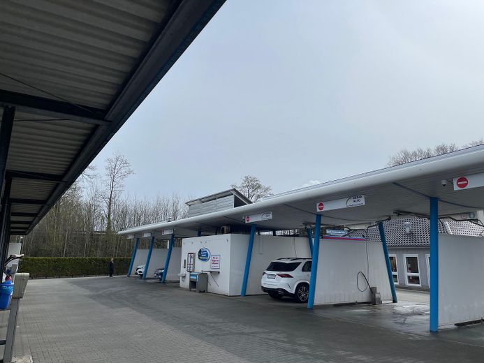 SB-Waschplatzanlage inclusive Imbiss mit Gastraum und Außenterrasse – Waschboxen
