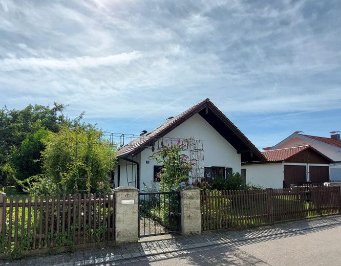 Altbestand mit Garagen 