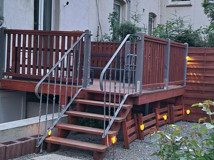 Elegante casa bifamiliare ristrutturata con terreno edificabile urbanizzato a Diemelsee-Adorf – Zugang zum Garten