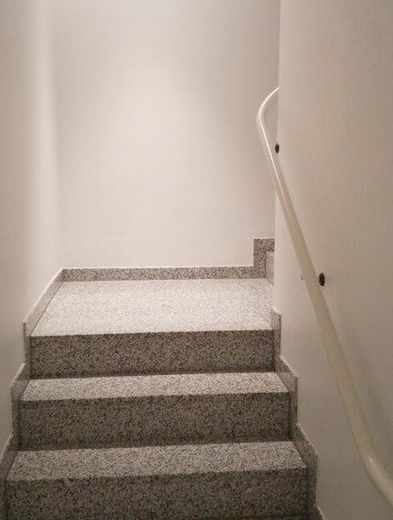 Treppenhaus um Fahrstuhl