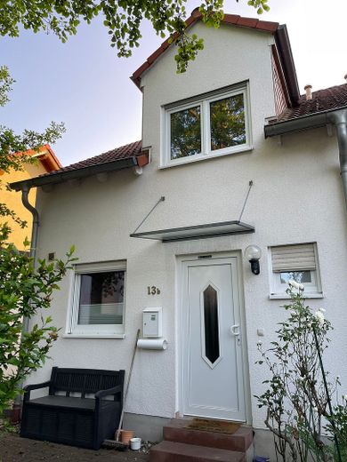 Reihenendhaus mit Keller, Garten, Pelletofen, 2 Stellplätzen & Gartenhaus – 55270 Jugenheim – privat – Frontansicht