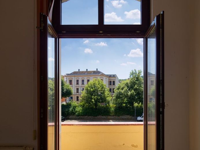 Helle Wohnung mit Balkon und Aufzug – Foto 1