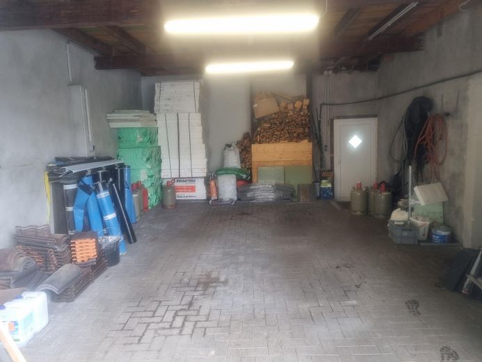 Mehrfamilienhaus, Pension, Lagerhalle, Magazin, Halle mit Rolltor – kleine Halle mit Rolltor