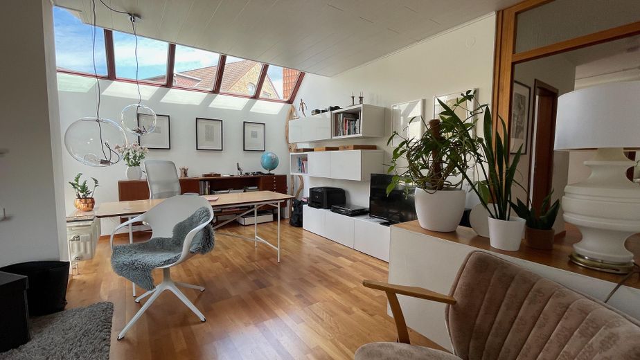 Lichtdurchflutetes Wohlfühl-Zuhause in Braunschweigs Herzen zum Einziehen, Durchatmen und Ankommen – Blick Schlafzimmer in Wohnraum
