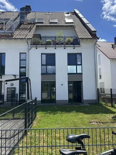 Wunderschöne Wohnung mit Garten in ruhiger Lage – Außenansicht zur Hofseite