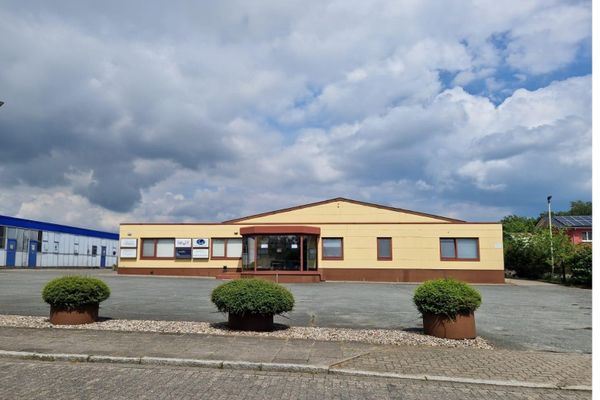 Lager/ Produktionshalle mit Büros