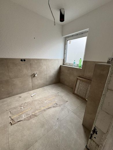 Hochwertige 3-Zimmer-Gartenwohnung mit Südterrasse, Designküche & Blick ins Grüne – Bad mit Fenster