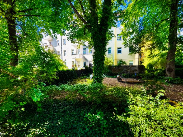 Tolle Hochparterrewohnung mit Terrasse und Gartenanteil im ruhigen und geschlossenen Innenhof – Foto 1