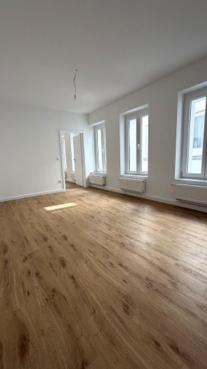 Erstbezug nach Kernsanierung - großzügige Altbauwohnung perfekt für Paar / 2er WG – Wohnzimmer