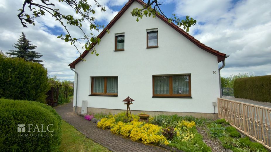Familienfreundliches Handwerkerhaus mit Potenzial nahe Erfurt – Außenansicht
