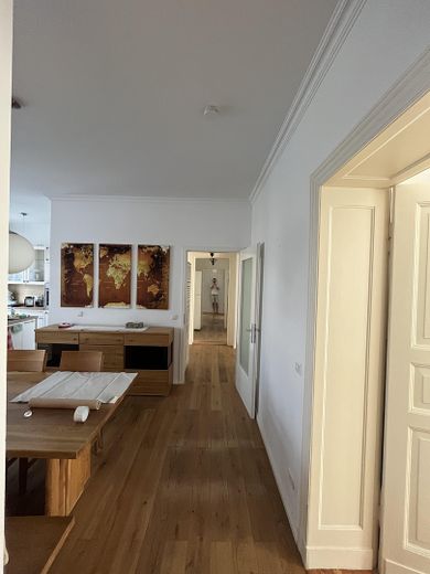 Helle modernisierte 3-Zimmer-Altbauwohnung im Weitlingkiez - Provisionsfrei - – großer Spiegel im Türrahmen