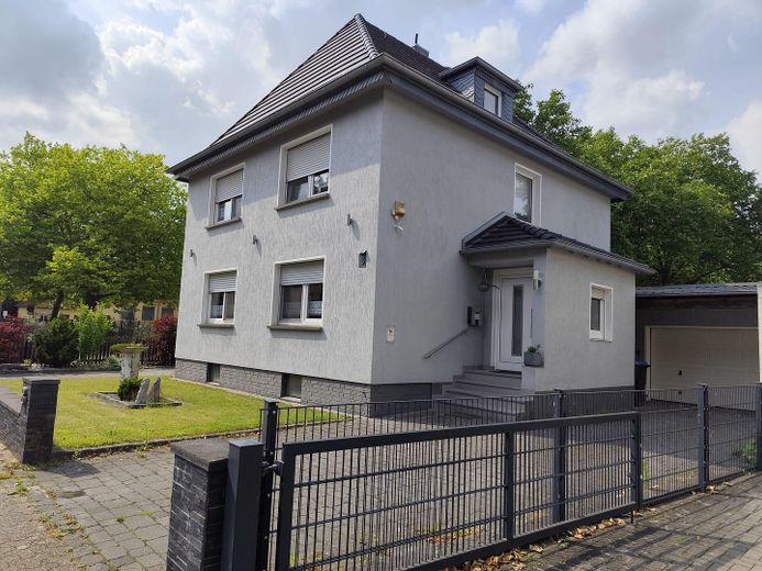 Außenansicht mit Vorgarten