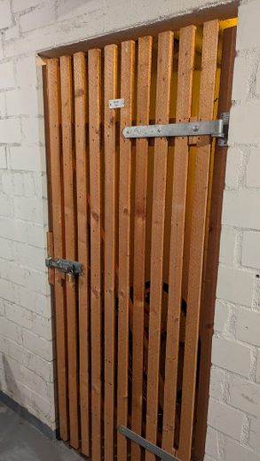Helles 1-Zimmer-Dachgeschoss-Apartment mit großer Dachterrasse in der Nähe des UKGM – Abschließbarer Kellerraum 