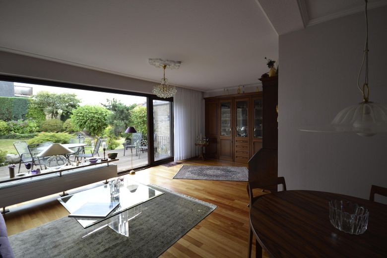 PROV.-FREI,VON PRIVAT!Außergewöhnlich gepflegtes Reihenhaus,schöne Sonnenterrasse,Garten,Garage – grosse Fensterfront zum Garten
