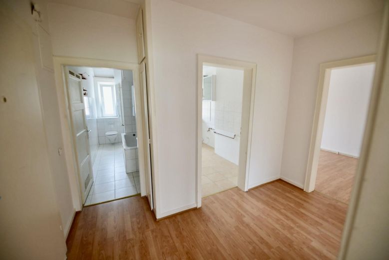 Exklusive 3-Zimmer-DG-Wohnung mit Einbauküche in Wiesbaden – Foto 8