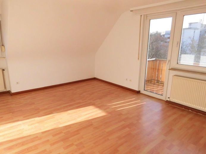 3 Zimmer Wohnung mit Stadtbahnanschluss – Wohnzimmer