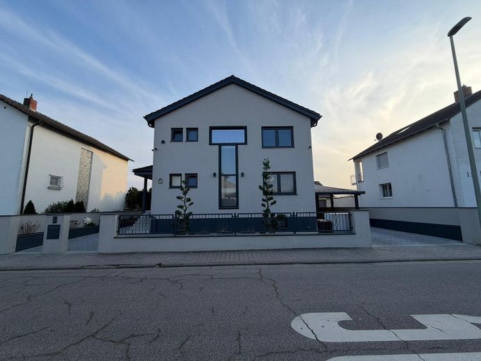 Straßenansicht der Immobilie