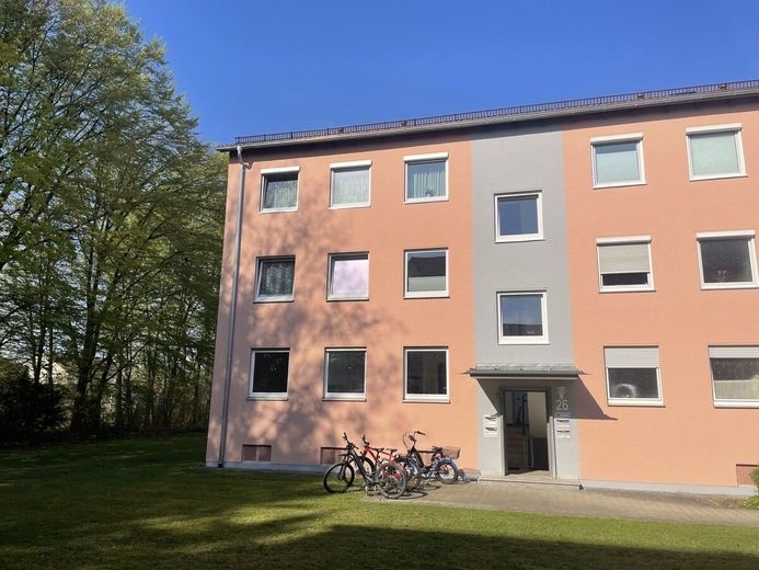 Hochwertig sanierte 2ZKB-Hochpaterre-Wohnung mit Balkon – Ansicht Haus mit Eingang