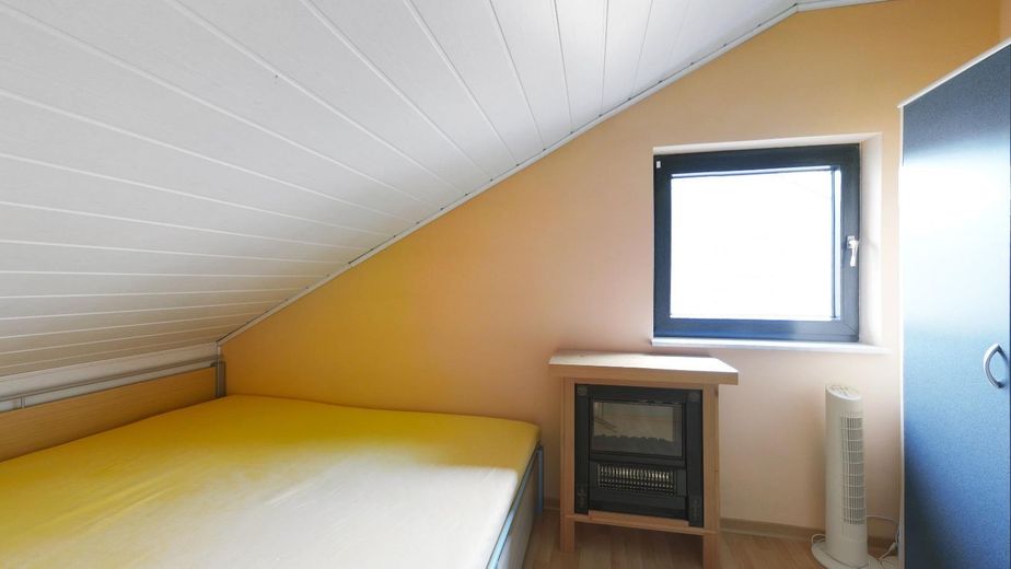 Groot een- tot tweegeneratiehuis met balkon, terras en garage – Schlafzimmer 2. OG