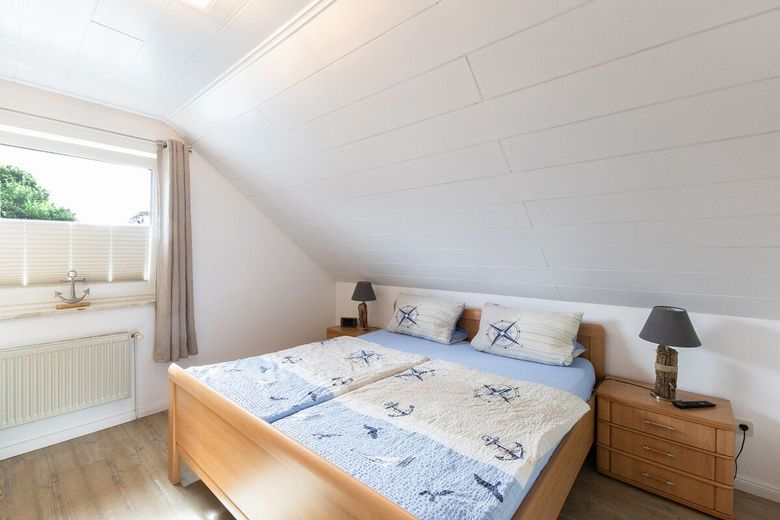 Herzensheim für große Träume - XXL-Haus mit Traumgarten &amp; Wintergarten – Schlafzimmer FeWo 1