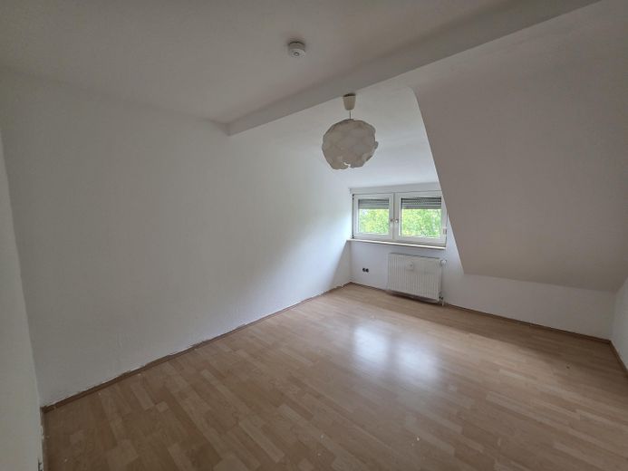Fantástico apartamento de 2 habitaciones en la planta abuhardillada, en el centro de Hanau, con una preciosa terraza en la azotea – Schlafzimmer