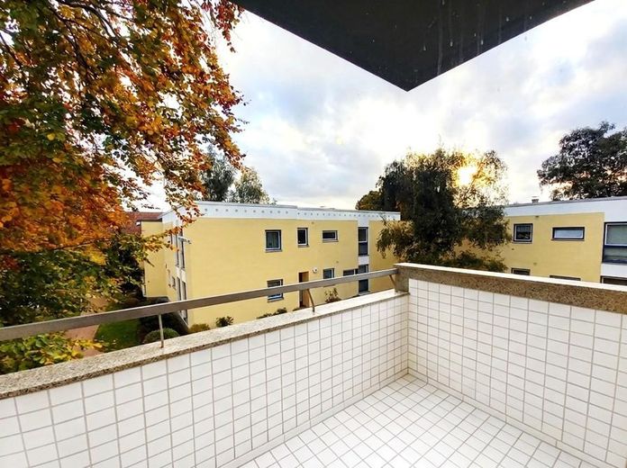 3-Zimmer-Wohnung (72 m²) mit Südwest-Balkon & Stellplatz – umfassend saniert (Provisonsfrei) – Balkon