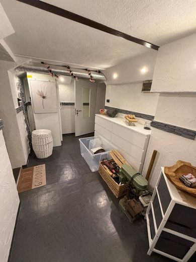 Bezugsfertiges Einfamilienhaus mit großem Blk, Garage, 2 Bädern und sonnigem Grundstück – Keller