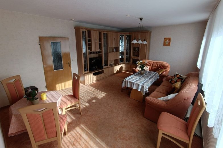 Einfamilienhaus mit Garage, 2000m² Grundstück, Stall, Werkstatt – Wohnzimmer 2