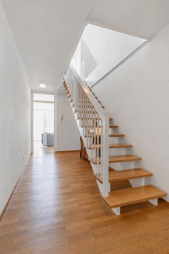 Exklusive Eigentumswohnung in bester Innenstadtlage von Mindelheim – 2 TG-Stellplätze – Flur mit Treppe in's 3.OG