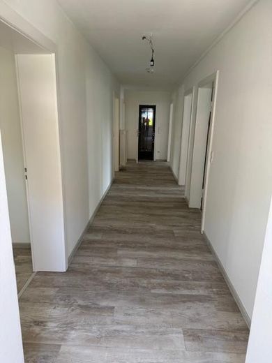 Ruhige 5 Zi-Whg. in Berg mit Balkon, renoviert – Flur