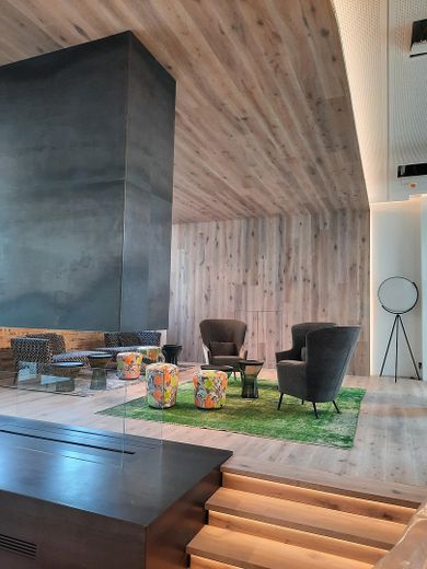 Modernes Apartment im Neubau im Gallusviertel, Monatsweise – Loungebereich oben
