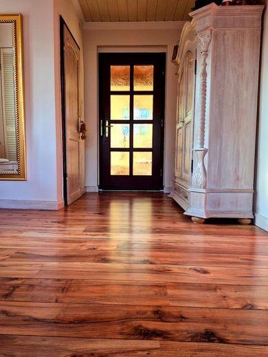 Freistehendes Einfamilienhaus mit massiv erbautem Atelier – Flur