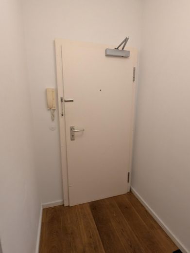 Monolocale in posizione centralissima con vista sulla torre della televisione al 14º piano – Haustür mit Gegensprechanlage