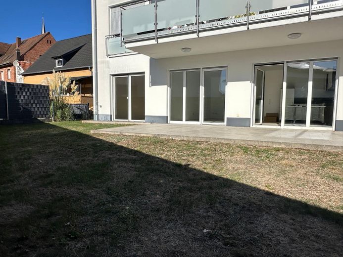 Moderno apartamento de 2,5 habitaciones en planta baja – Terrassenansicht