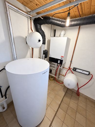 Bungalow indipendente su 669 m² · posizione ai margini del ruscello e dei campi · potenziale eccezionale! – neuwertige Gas Zentralheizung