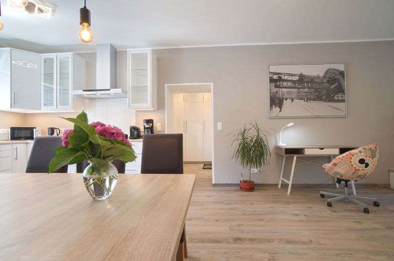 Traumhaft gelegen und mit hohem Wohnkomfort: Hochwertig ausgestattete Wohnung mit zwei Schlafzimmern, PKW-Stellplatz u.v.m. – 97a7855f3b1447e07f2f5a1056d8707c75ace185.jpg