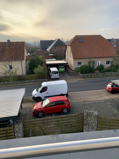 Parkplatz (rotes Fahrzeug)