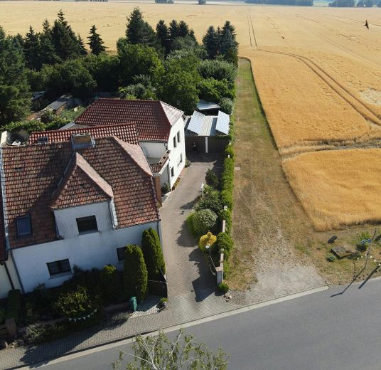 Haus mit Garten und Pool, unweit von Jessen/E. und Holzdorf-Ost – Straßenansicht