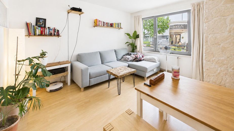 Privatverkauf – Stilvolle Gartenwohnung mit Tiefgarage in begehrter Münchner Lage – Wohnzimmer