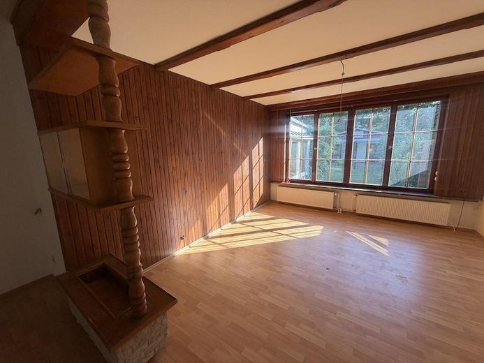 Ländliche Idylle mitten in der Stadt ! Ihr künftiges Zuhause mit herrlichem Garten und 3 Garagen ! – Wohnzimmer