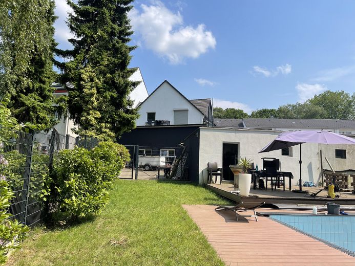 Mehrgenerationen Haus – Rückseite vom Garten aus