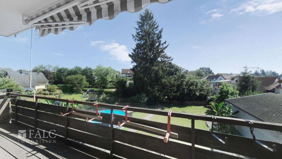 Charmante Doppelhaushälfte mit großem Garten – Balkon